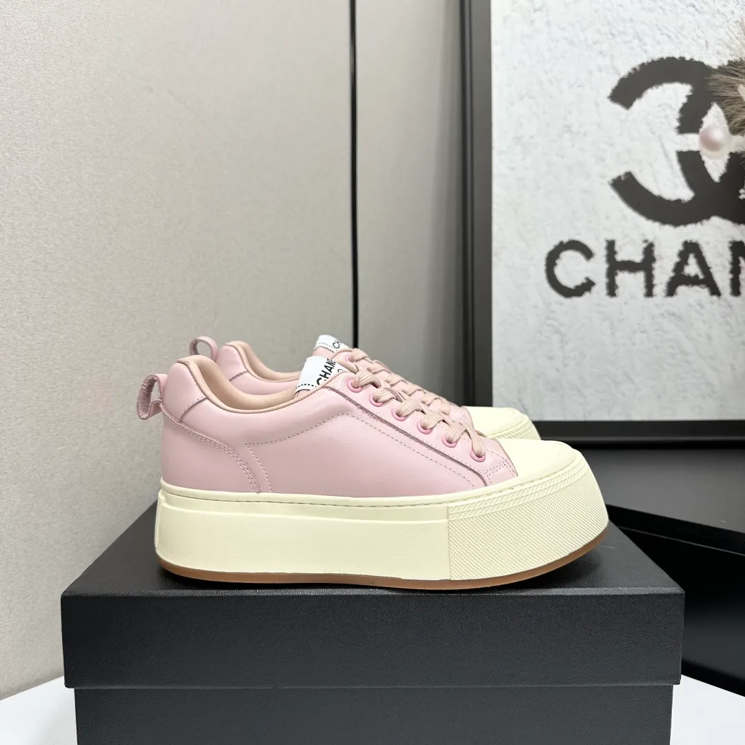 👟👟Ex-factory price 560👟👟Chanel Panda Shoes! 2025 counter's top casual sports shoes. This classic design; the upper is electro-embroidered with a variety of techniques; the outsole is fashionable and sporty; the unusual inclusion of a variety of color matching elements... The diversified mix and match is very good-looking and versatile, and can be used for leisure, fashion, sports, and outdoor... ꫛꫀꪝ Go➫ Materials: ❶Upper made of: original imported first-layer silk cowhide + original waterproof cloth + original first-layer cowhide ❷Inner lining: Breathable mesh ❸ Outsole based on: original TPU combination outsole, full set of boutique packaging for women 35–41
